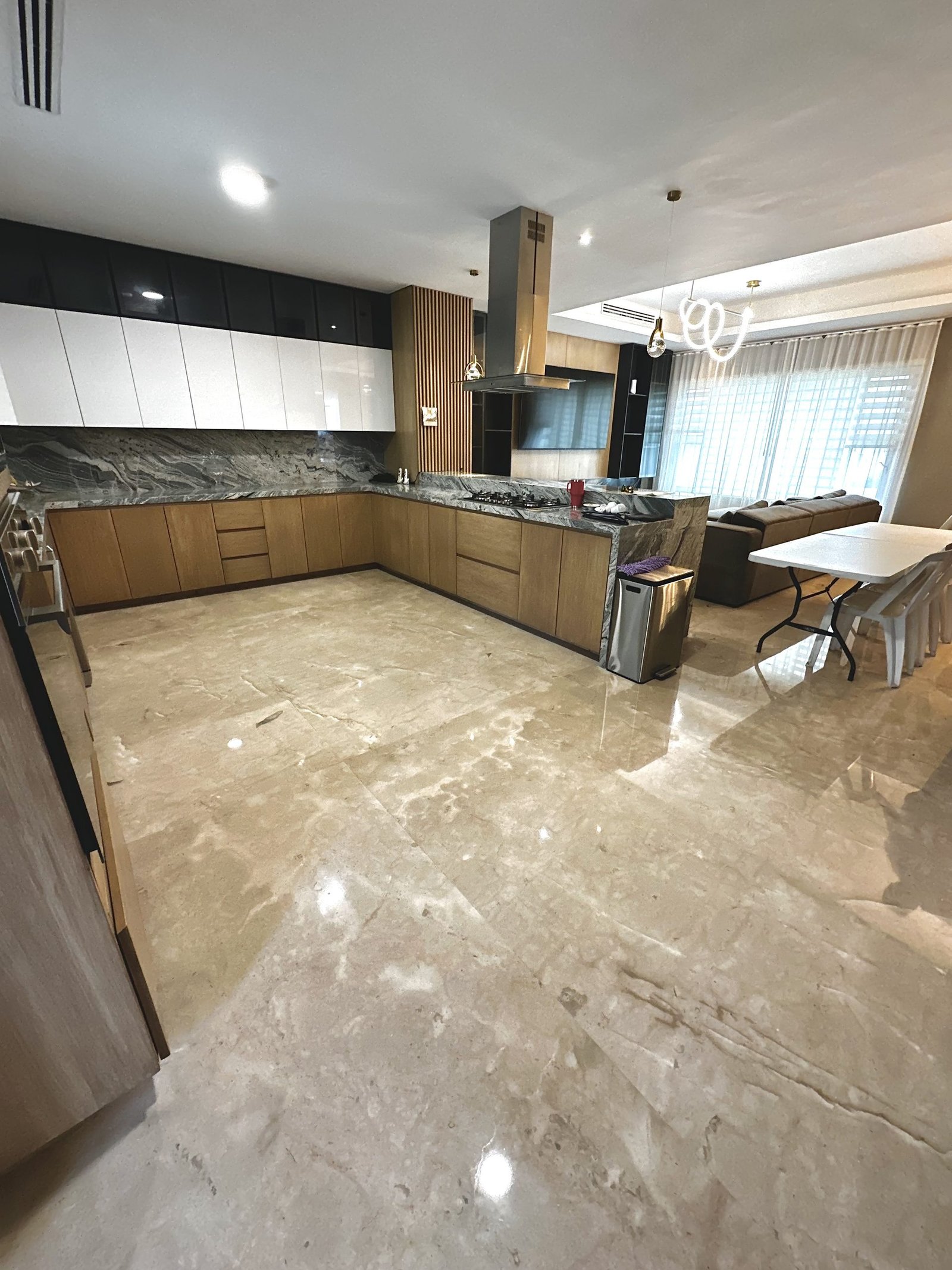 Cocina y sala con piso de mármol pulido, espacio terminado por Fresh Clean