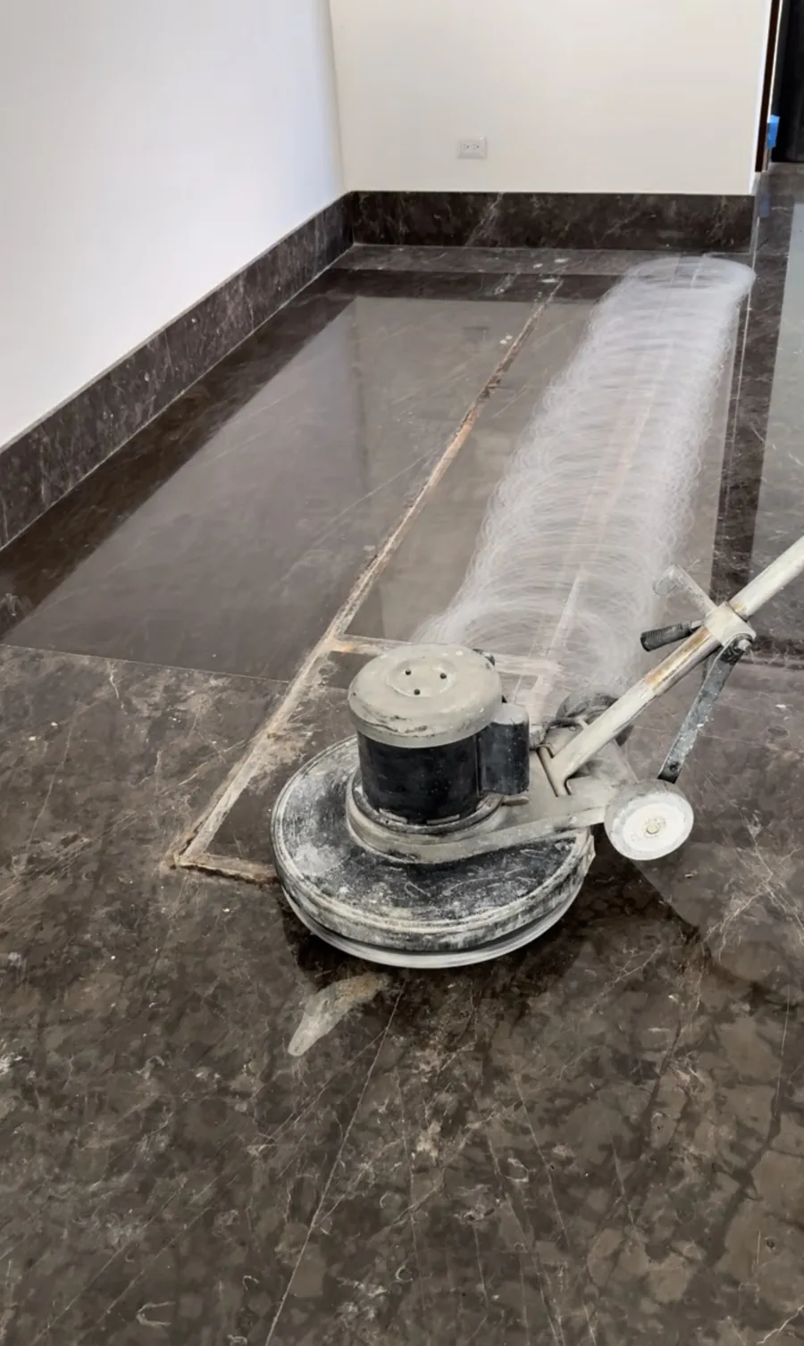 Piso de mármol antes del pulido