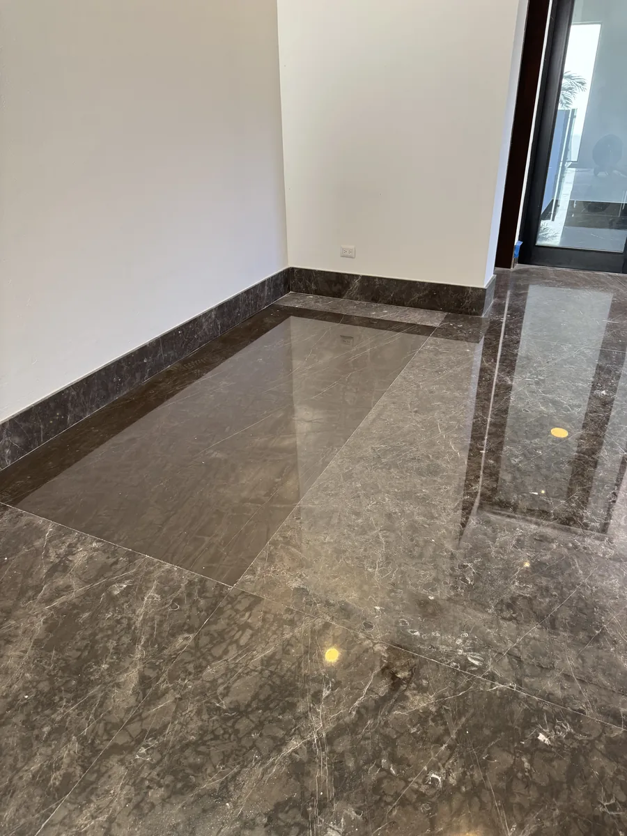 Piso de mármol después del pulido