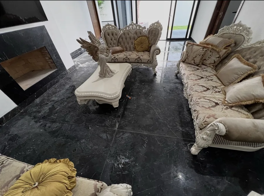 Piso de mármol antes del pulido
