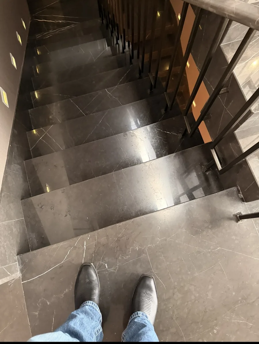 Piso de mármol antes del pulido