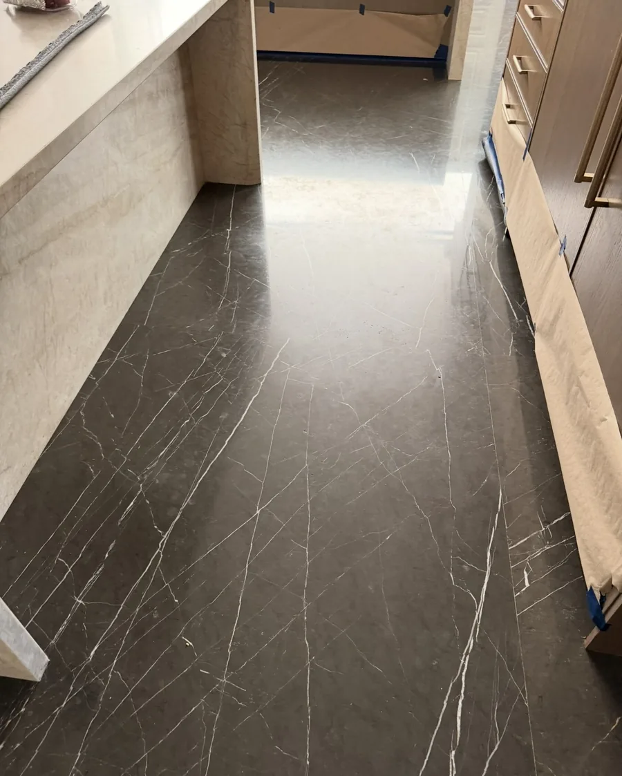 Piso de mármol antes del pulido